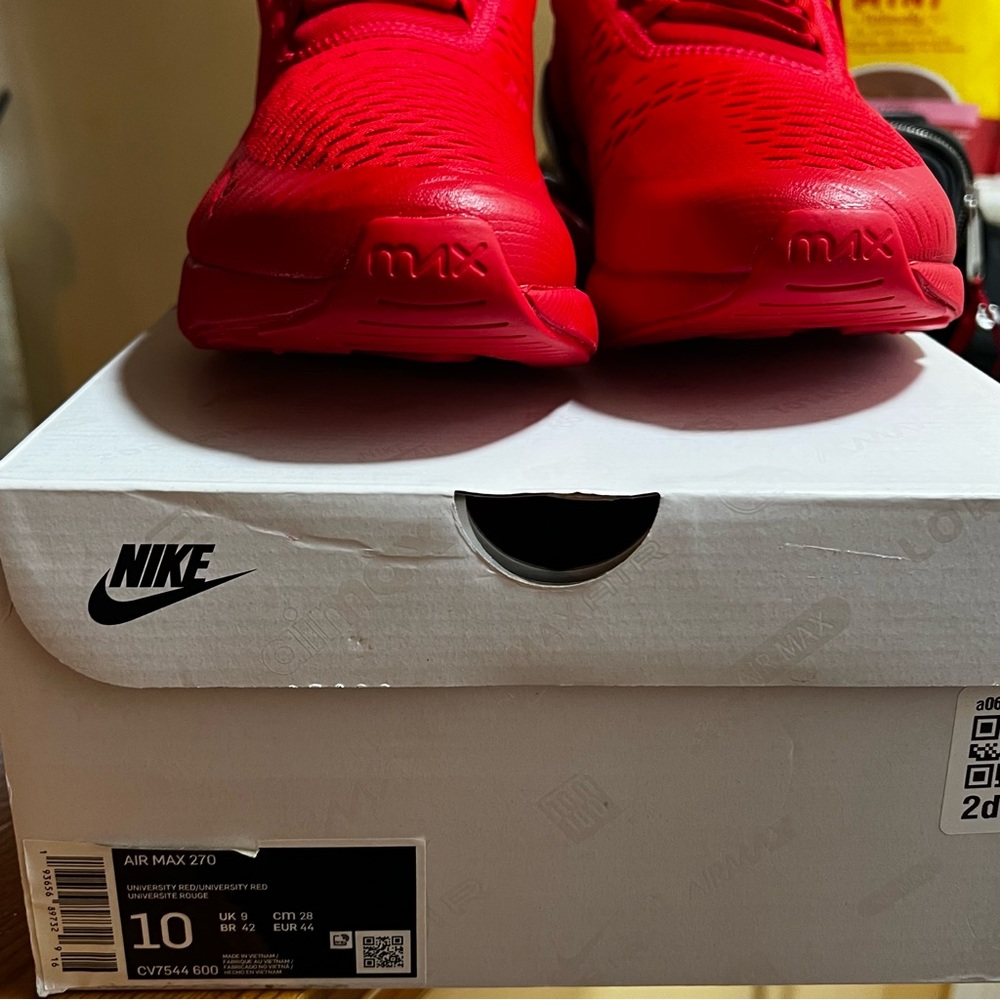 NIKE AIR MAX 270